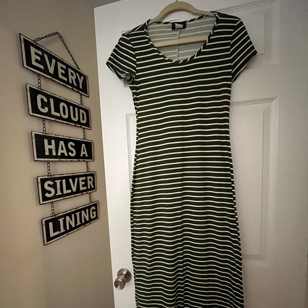 Discreet Midi Dress